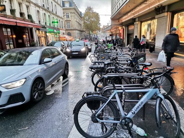 Fahräder am Rande einer Fahrbahn.