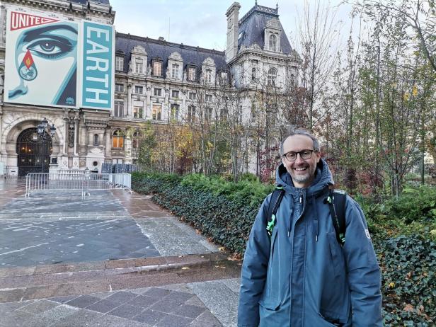Norbert Rainer vor dem Stadtwald in Paris.