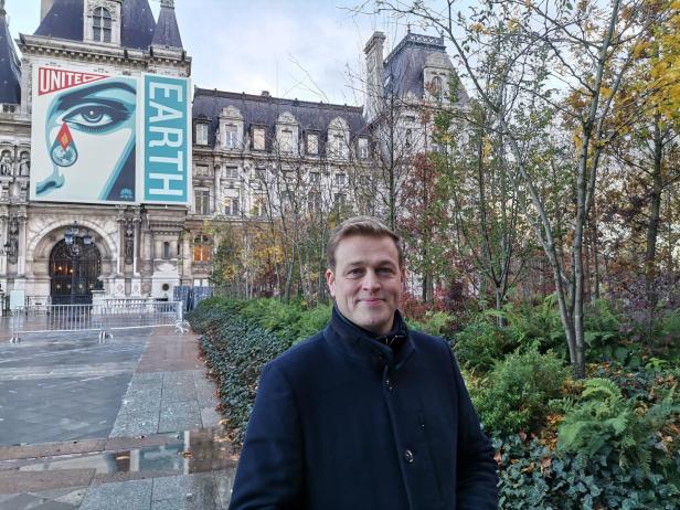 Stefan Kaineder vor dem Rathaus in Paris.