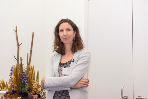 Das Bild zeigt die Neurologin Julia Ferrari bei einer Diskussionsveranstaltung in Wien.