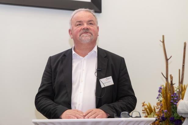 Das Bild zeigt den Molekularbiologen Jürgen Knoblich bei einer Diskussionsveranstaltung in Wien.