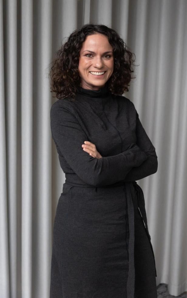 Lachende Frau mit dunklen Haaren