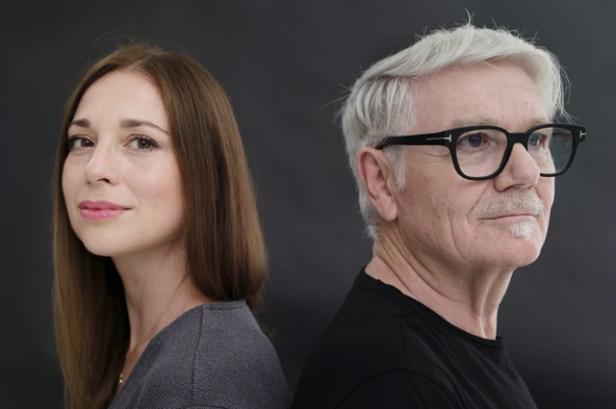 Ein Mann und eine Frau mit dem Rücken zueinander