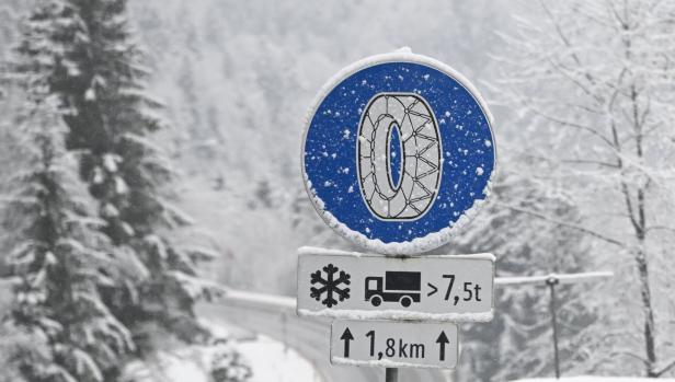 ++ THEMENBILD ++ Wetter / Schnee / Winter / Auto / Verkehr / Sicherheit / Schneekettenplficht