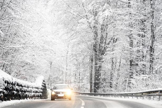++ THEMENBILD ++ Wetter / Schnee / Winter / Auto / Verkehr"