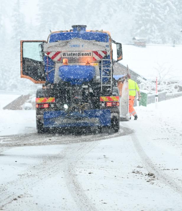 ++ THEMENBILD ++ Wetter / Schnee / Winter / Auto / Verkehr / Sicherheit / Schneekettenplficht