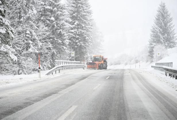 ++ THEMENBILD ++ Wetter / Schnee / Winter / Auto / Verkehr / Sicherheit