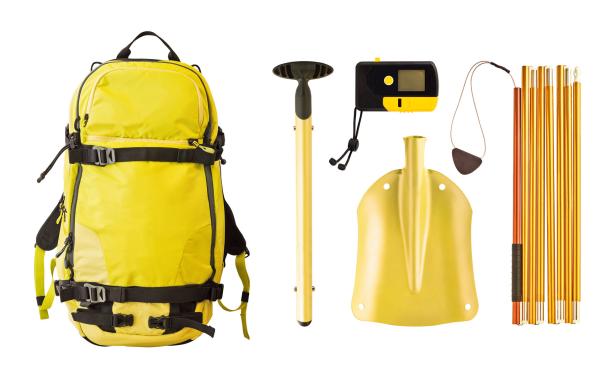 Gelber Rucksack, gelber Handbohrer, gelbe Schaufel, gelbe Teleskopstangen und ein Seil mit einem hölzernen Griff liegen nebeneinander.