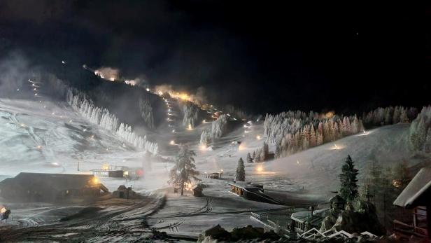 Skigebiet bei Nacht beleuchtet
