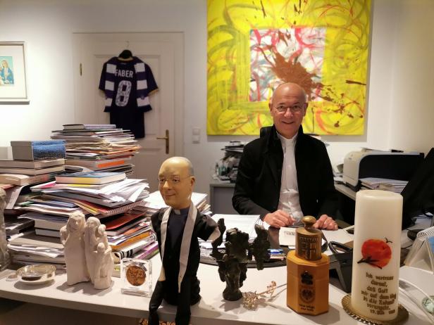 Dompfarrer Toni Faber in seinem Büro.
