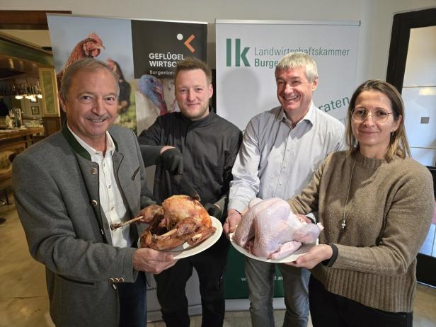 Vier Personen halten einen gebratenen und einen rohen Truthahn auf Tellern und lächeln in die Kamera.