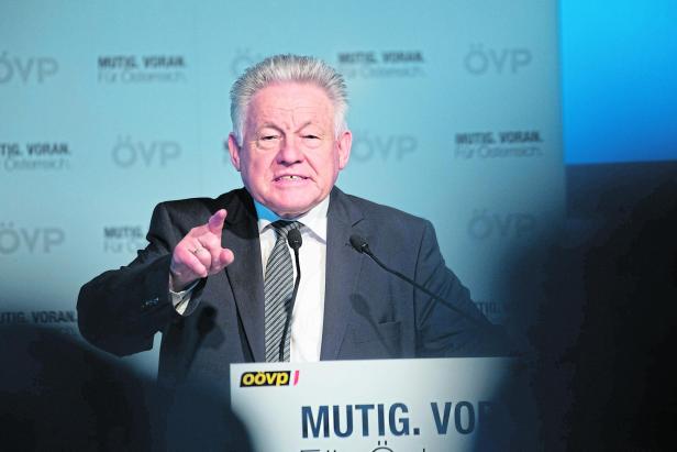 Mann mit weißen Haaren