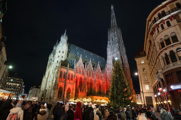 Der Stephansdom in Wien zu Weihnachten.