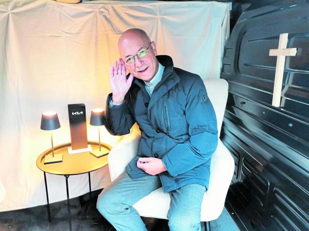 Toni Faber in seinem mobilen Beichtstuhl.