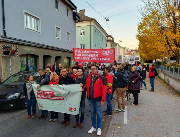 Demonstranten auf einer Straße