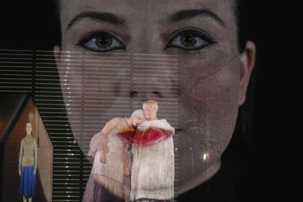 Bühnenszene aus "Das Schloss" von Kafka