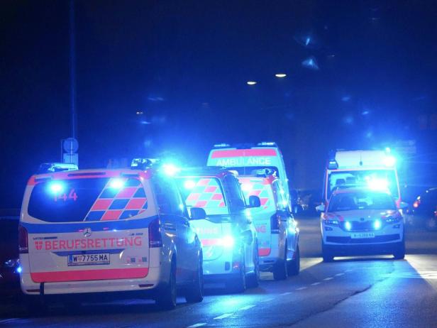 Rettungsautos der Berufsrettung Wien mit Blaulicht.