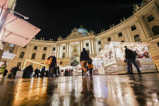 nternationale Gäste schätzen das imperiale Flair zu Weihnachten – wie hier vor der Hofburg.  