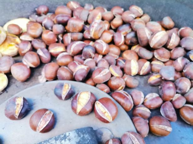 Maroni im Maronibrater. 