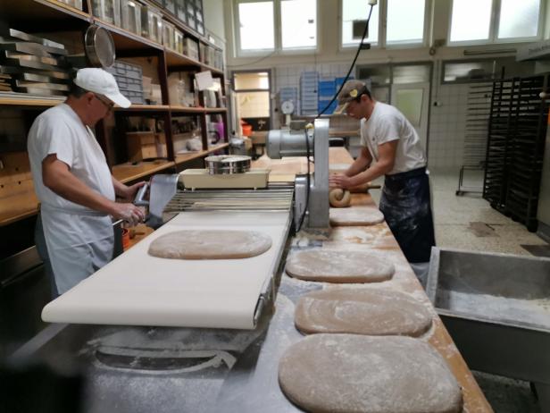 Zwei Männer in einer Bäckerei.