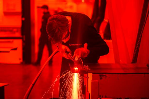 Ein Mann schleift etwas, das Bild ist rot 