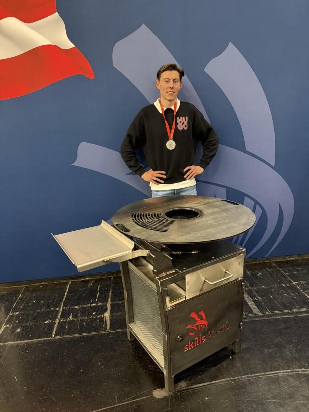 Ein junger Mann steht vor einem Schleifer. 