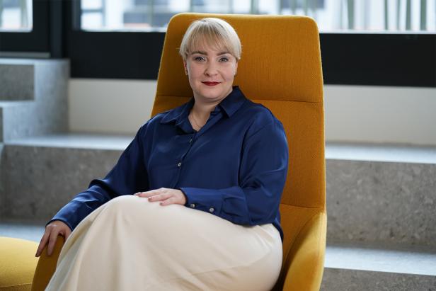 Tanja Ihden sitzt in einem gelben Sessel.