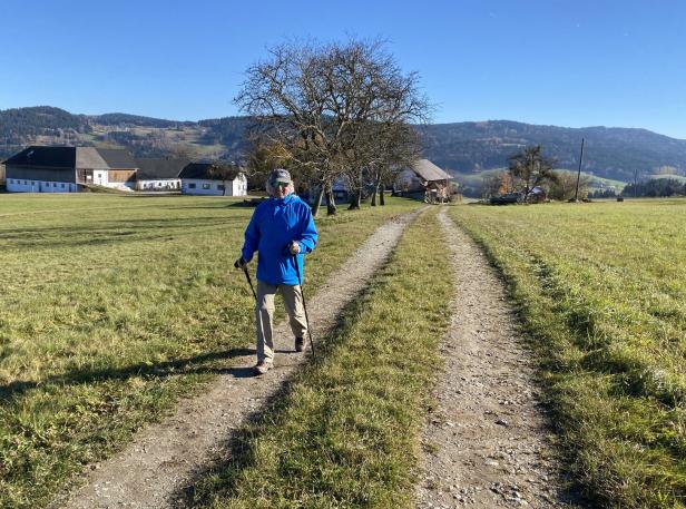 Mann wandert über einen Wanderweg