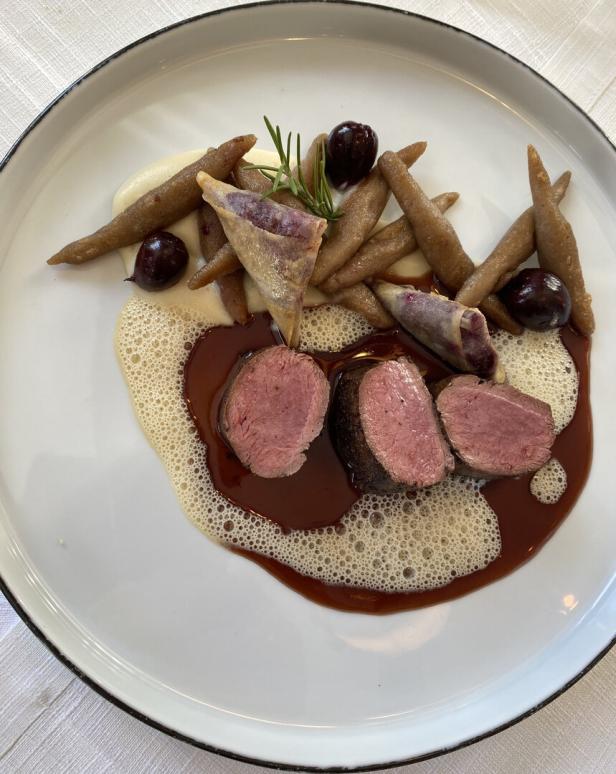 Fleisch mit Sauce auf einem Teller