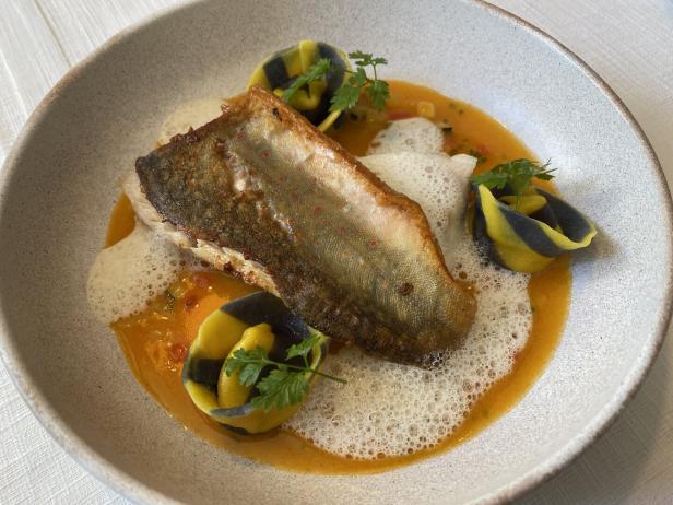 Fisch mit Schaum auf einem Teller