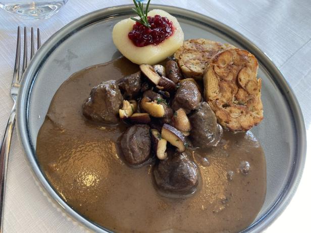 Fleisch mit Knödel auf einem Teller