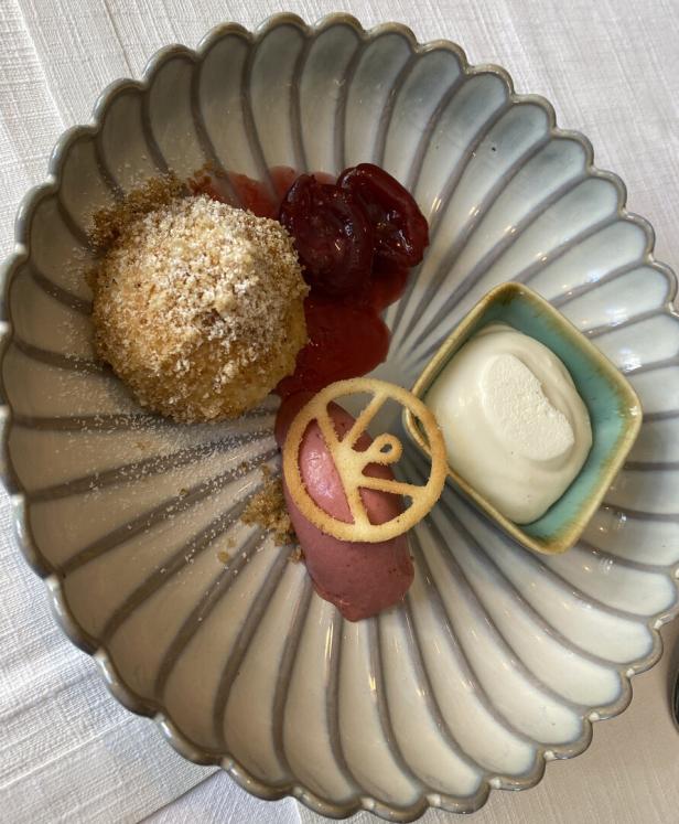 eis und Topfenknödel auf einem Teller