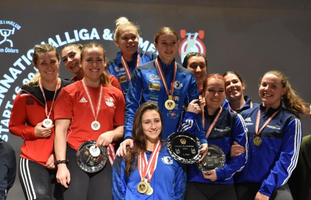 Viele Frauen im Sportoutfit mit Medaillen