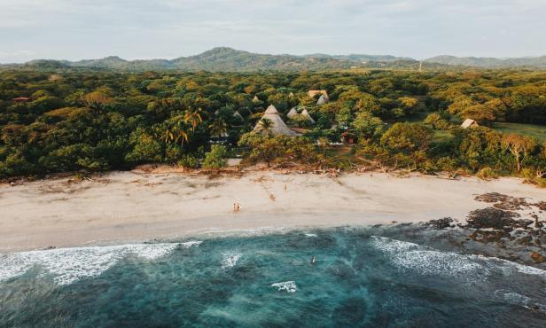 Aussicht auf einen weitläufigen Sandstrand in Costa Rica.