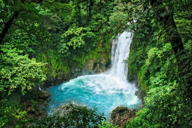 Wasserfall umgeben von üppigem Grün in Costa Rica