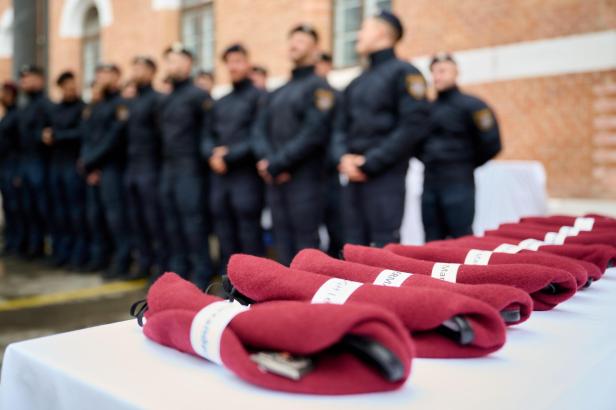 Übergabe des roten Baretts an die neuen Beamten