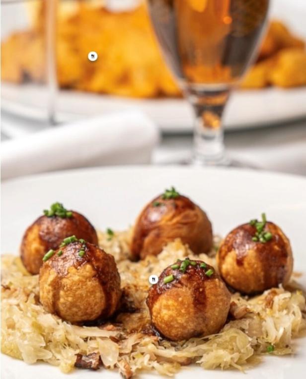 Fünf Grammelknödel schön angerichtet. 