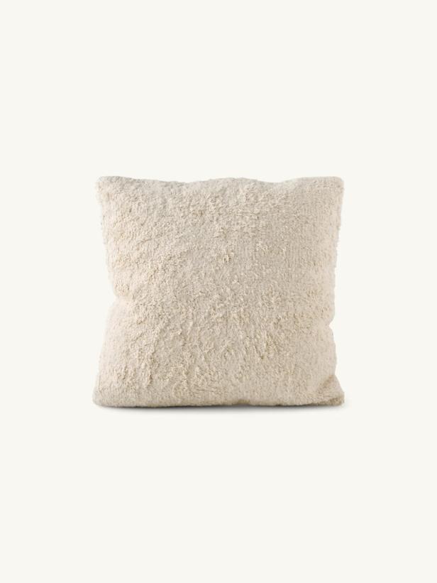 weißes, flauschiges Kissen 