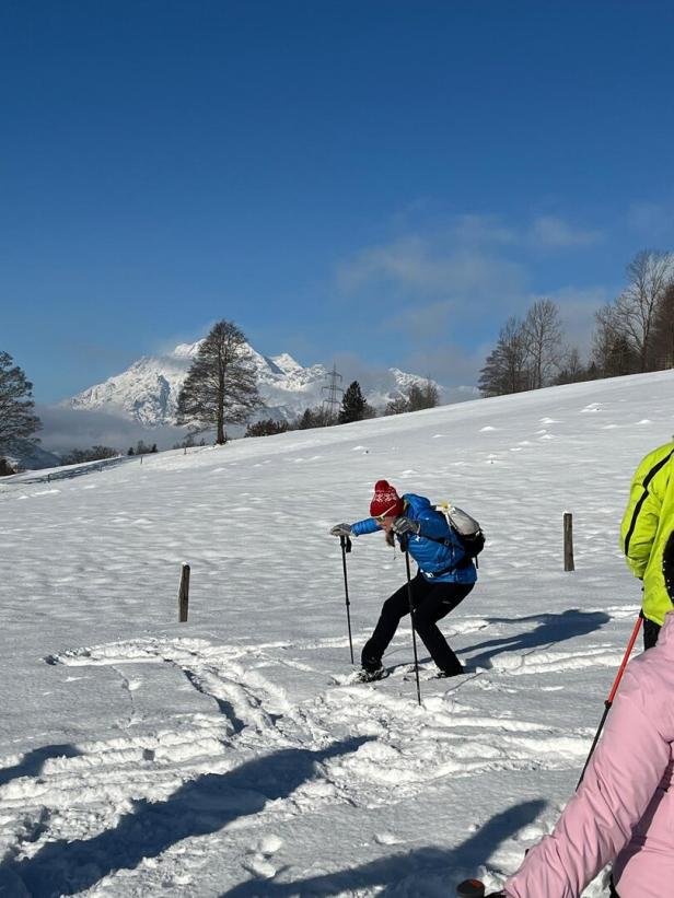 Schneeschuh-Guide zeigt Übungen vor.