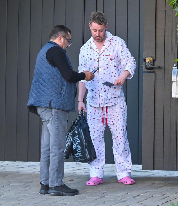 Macaulay Culkin im Pyjama