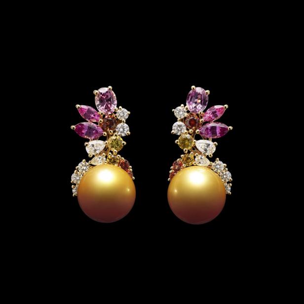 Goldene Ohrringe mit rosa Details