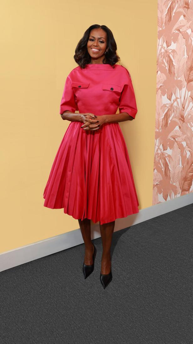 Michelle Obama in einem rosa Kleid.