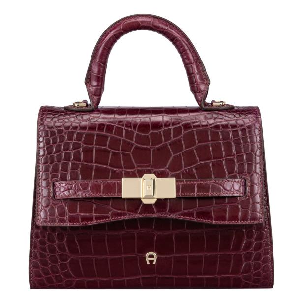 Eine Weinrote Tasche