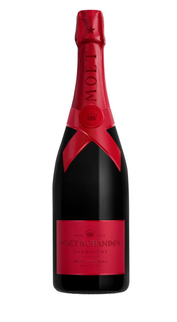 Eine rote Sektflasche von Moet