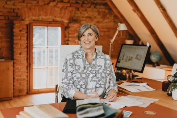 Angelika Becker sitzt beim Schreibtisch