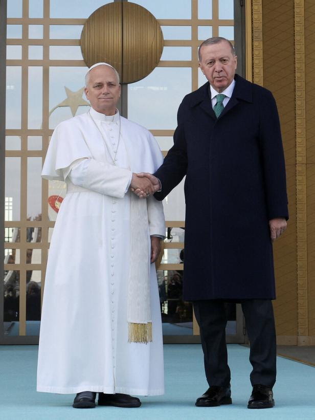Leo XIV. wurde von  Erdoğan in Ankara empfangen, er bleibt bis Sonntag in der Türkei.