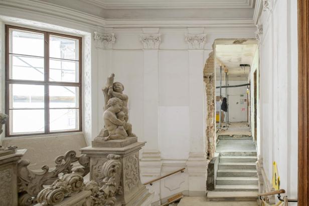 Eine Statue auf der Baustelle des Volkskundemuseums. 