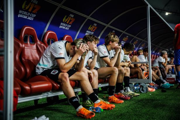 Enttäuschte ÖFB-Spieler auf der Ersatzbank