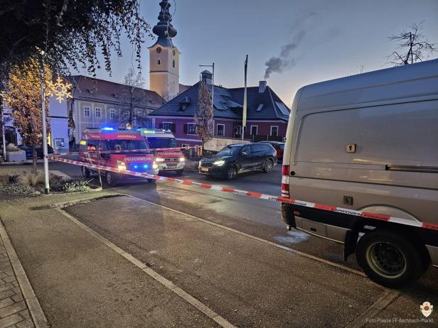 Einsatzkräfte beim Tatort