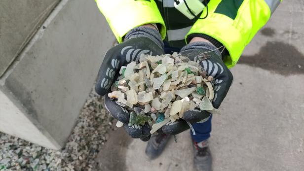 Im Ausgangsmaterial für das Glas-Recycling sind kleine Metallreste vorhanden.